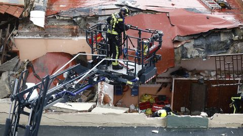 Un bombero trabaja en el derrumbe de la terraza del colegio San Vicente de Paul de Gijn