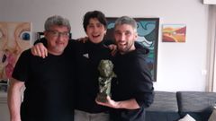 Chechu, junto a su padre y su hermano, posando divertidos y orgullosos con su goya