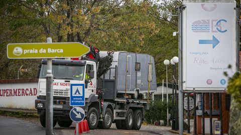 Una gr�a sacando una caravana del C�mping de Cab�o en A Pobra
