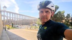Triki, a su paso por Segovia, en la primera etapa de su viaje desde la capital de Espa�a.