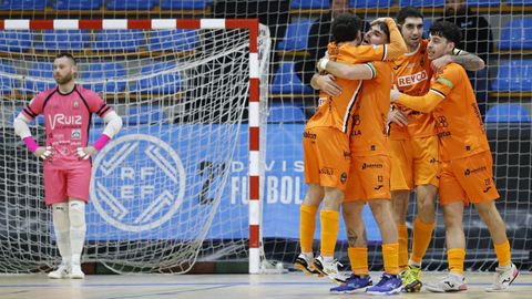 Alberto Mir&aacute;s, Mauro, Pitero e Izan celebran el gol del vigu&eacute;s mientras un inspirado Zardoya, a la izquierda, se lamenta.