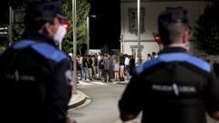 En una imagen de archivo, agentes de la Polic�a Local de Santiago controlan la movida nocturna en la calle Curros Enr�quez