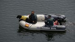 A la bsqueda del jugador David Mitogo en aguas del ro Mio, en Arnoia, se incorpor un perro de la Guardia Civil especializado en el rastreo de personas sumergidas.