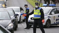 Agentes de la Polic�a Local de Lugo durante un control rutinario