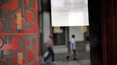 El cartel de un establecimiento informa a sus clientes que permanecer� cerrado por descanso del personal.