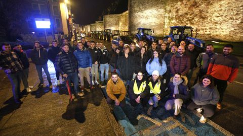 Un grupo de ganaderos j�venes durante la tractorada que rode� la muralla durante semanas