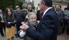 C�ndida Carballo se anim� a bailar en la fiesta con que celebr� su llegada a los 100 a�os. 