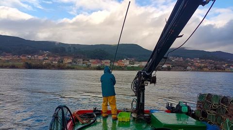 El barco de la lonja de Campelo con la gra que se va a sustituir por otra ms operativa y mayor