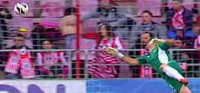 A pesar de que no estaba muy adelantado, De Navas no pudo hacer nada para impedir que el bal�n entrase