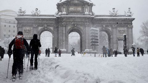 Gente esquiando ante la madrile�a Puerta de Alcal�, tras una nevada hist�rica