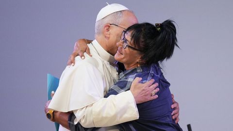 Montse, abrazando al papa en su visita a Brians