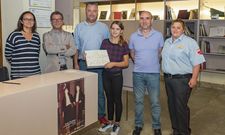 Nayra Areoso junto a su padre Rafael (centro de la imagen) y el personal del Museo das Peregrinaci�ns.