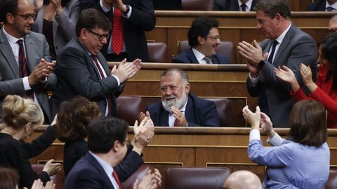 Aplausos de apoyo a los diputados socialistas insultados y atacados con huevos cuando desayunaban