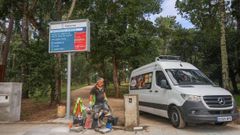 Uno de los paneles digitales instalados en el pinar, con informaci�n de la agenda semanal