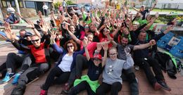 Algunos de los participantes en la ruta del pasado domingo, celebrando en Arou el final de etapa. 