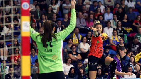 Las jugadoras Renata Lais (i) del Mavi Nuevas Tecnologías y Adriana Cardoso (d) del Super Amara Bera Bera, durante un momento de la final de la XXXIX Copa de la Reina de balonmano femenino que ha enfrentado al Mavi Nuevas Tecnologías y al Super Amara Bera Bera, partido que se ha disputado esta tarde en el pabellón de Ciudad Jardín de Málaga