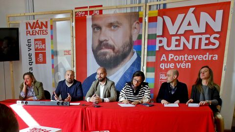 Jos Manuel Lage, entre Yoya Blanco e Ivn Puentes, este mircoles, en la sede del partido en Pontevedra