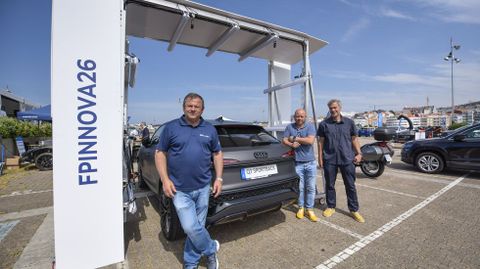 Rafael Dom�nguez y Eliseo Janeiro, del IES Vilalonga; y �lvaro Rodr�guez, de CIFP Fontecarmoa, junto al arco del proyecto Ardia