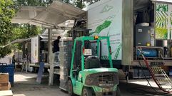 La l�nea m�vil de embotellado viaja en dos camiones, que estos d�as trabajan para Adega Gu�maro