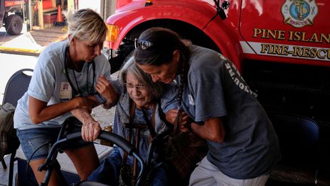 Personal sanitario atiende a una evacuada por el hurac�n de Florida