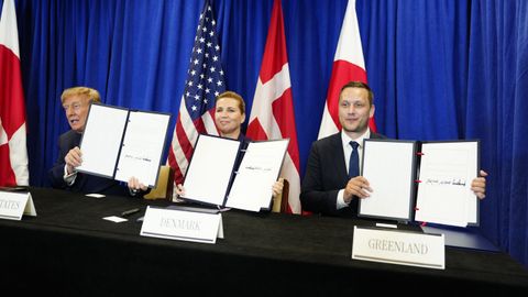 Donald Trump, la primera ministra danesa, Mette Frederiksen, y el primer ministro groenland�s, Jens-Frederik Nielsen, rubricaron este martes formalmente el documento que reordena el tablero geopol�tico del Polo Norte