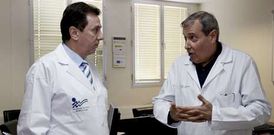 <span lang= es-es >�Agradecimiento a los trabajadores�</span>. Francisco Soriano -izquierda- subraya que el balance asistencial es m�rito de la plantilla, a la que se incorpor� Ignacio N��ez como subdirector m�dico.