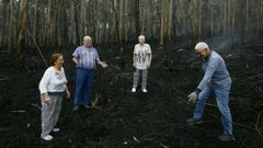 Vecinos de San Acisclo, en Foz, en los eucaliptales que ardieron muy cerca de sus casas