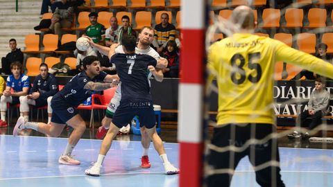 �lex Chan trata de blocar a Kisselev en el partido ante Anaitasuna