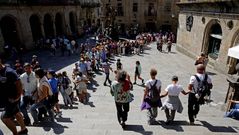 Turistas y peregrinos hacen cola para entrar en la Catedral