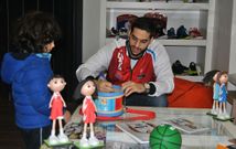 El base Pepe Pozas firm� aut�grafos ayer en Tiro Libre SCQ, tienda oficial del Obradoiro.