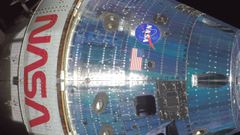 La nave Orion, vista desde una c�mara exterior, de regreso a la Tierra.
