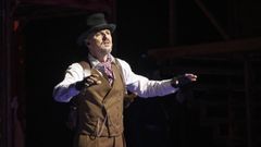 Coque Malla, durante una escena de �La �pera de los tres centavos�.