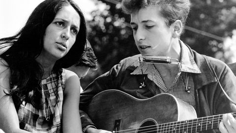 Joan Baez y Bob Dylan actuando en la marcha por la libertad y el trabajo en Washington en 1963.