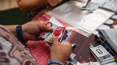 Imagen de archivo de intercambio de cromos del Mundial