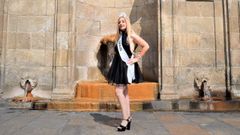 Rosa, candidata espa�ola a Mrs Universe, posa frente a la fuente de As Burgas, en su Ourense natal