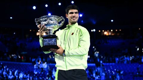 Carlos Alcaraz, posando con el trofeo de campe&oacute;n del Abierto de Australia.