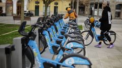 Usuarios en una estaci�n del servicio de BiciCoru�a