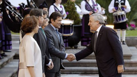  El presidente del Parlamento Europeo, Antonio Tajani (d), y el presidente del Principado, Javier Fernndez, se saludan a su llegada hoy a Oviedo 