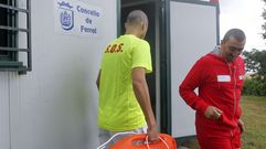 La de socorristas es la profesi�n m�s habitual que genera la playa (junto con la de hosteler�a). Ferrol ha contratado a 43, pero a�n hay vacantes en la comarca como el puesto que piden para la piscina A Sa��a de Valdovi�o. En la foto, los dos rescatadores de Caranza: Marcos Gonz�lez y �scar Garel.