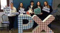 La profesora Pilar L�pez, a la izquierda, con los cuatro integrantes del equipo