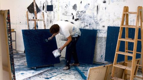 Hugo Fontela, trabajando en uno de los cuadros de �Norte�