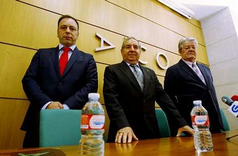 Santiago Ferreiro, Eligio Nieto y Manuel N�voa durante la rueda de prensa de ayer. 