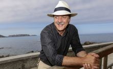 Paco Abella, en Malpica, unha vila da que el di neste texto que � o �enroque definitivo�; ao fondo, as Illas Sisargas, a mirada final. 
