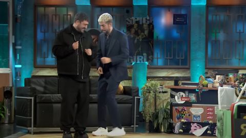 Captura de Antonio Orozco y David Broncano bailando bachata en La revuelta