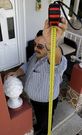Jos� Mar�a muestra el nivel que alcanz� el agua.