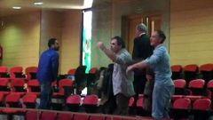 Trabajadores de la automoci�n de Vigo interrumpen con protestas el pleno del Parlamento