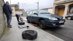 Uno de los coches que aparecieron con las ruedas pinchadas en la calle Olmos este mes