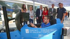 El presidente de la Xunta de Galicia, Alfonso Rueda, visitando uno de los stands de los diferentes centros de FP que participan en el Congreso de Mobilidade Sustentable en Medios de Transporte-FP Galicia esta ma�ana en Vilagarc�a de Arousa
