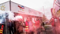 Piquete de trabajadores en la entrada de una de las instalaciones de TotalEnergies, cerca de Dunkerque