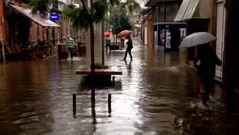 Las calles de Vilagarc�a se inundan por las fuertes lluvias de mediod�a